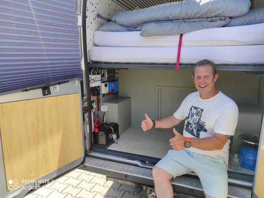 Arnold voor zijn Peugeot Boxer met nieuwe camper-elektra van Faraday Energy.