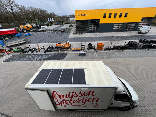Foodtruck met zonnepanelen op het dak, geïnstalleerd door Faraday Energy om volledig onafhankelijk te werken zonder walstroom.