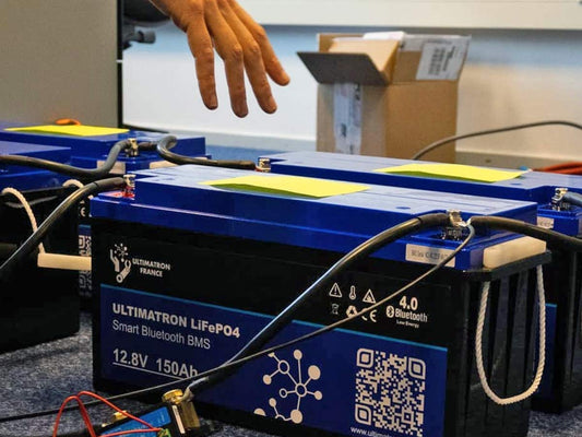 Vier Victron-lithiumaccu’s gekoppeld tot een 24 V accubank voor het off-grid energiesysteem van Antoine’s vrachtwagencombinatie, ontworpen door Faraday Energy.