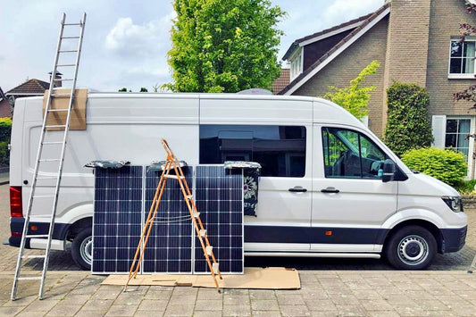 VW Crafter camper met ladder en drie zonnepanelen klaar voor installatie door Faraday Energy — onderdeel van een volledig off-grid energiesysteem met MultiPower unit.