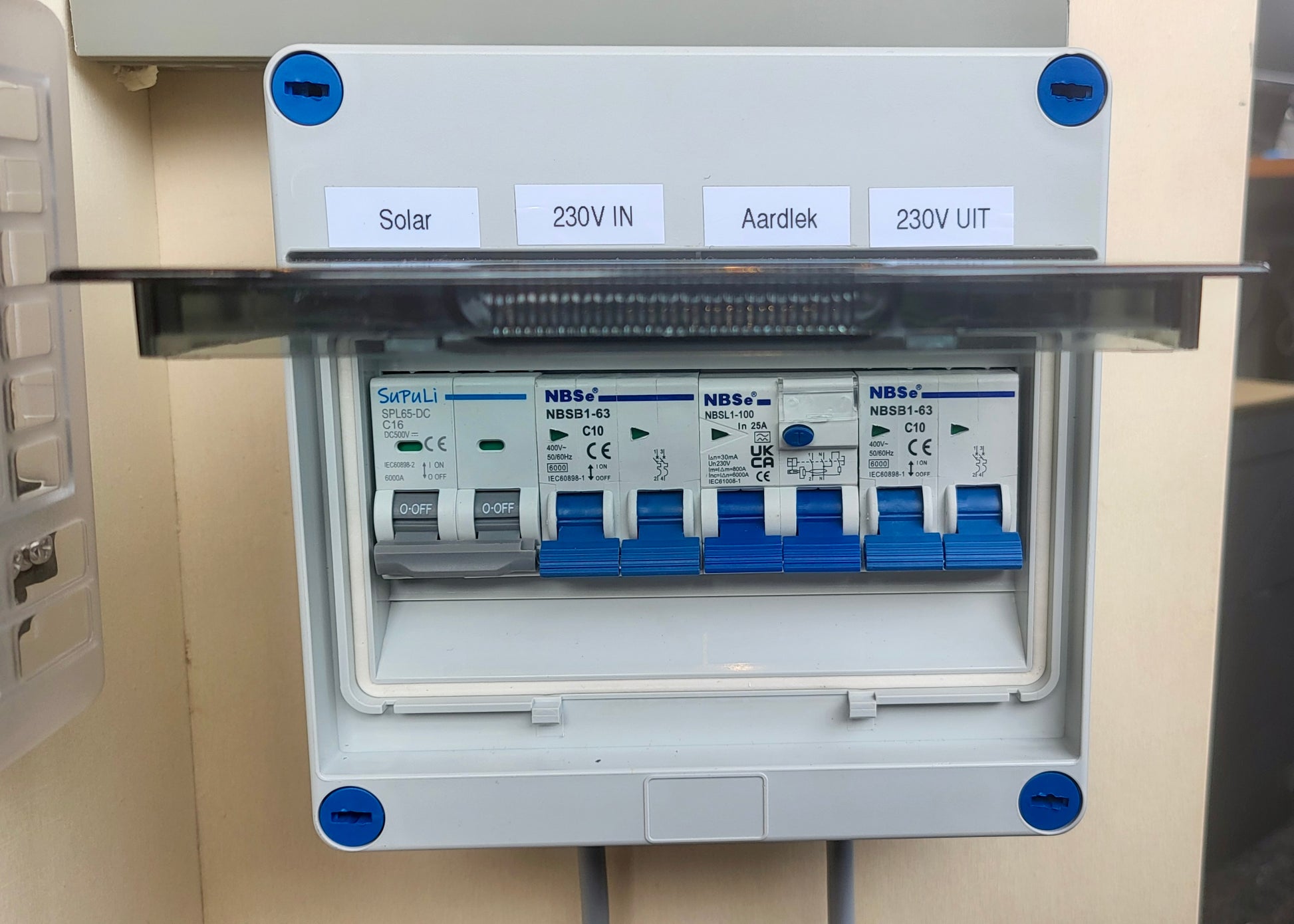 faraday-energy-ac-dc-schakelkast-aardlek-zekering-compact-elektra-bord-camper