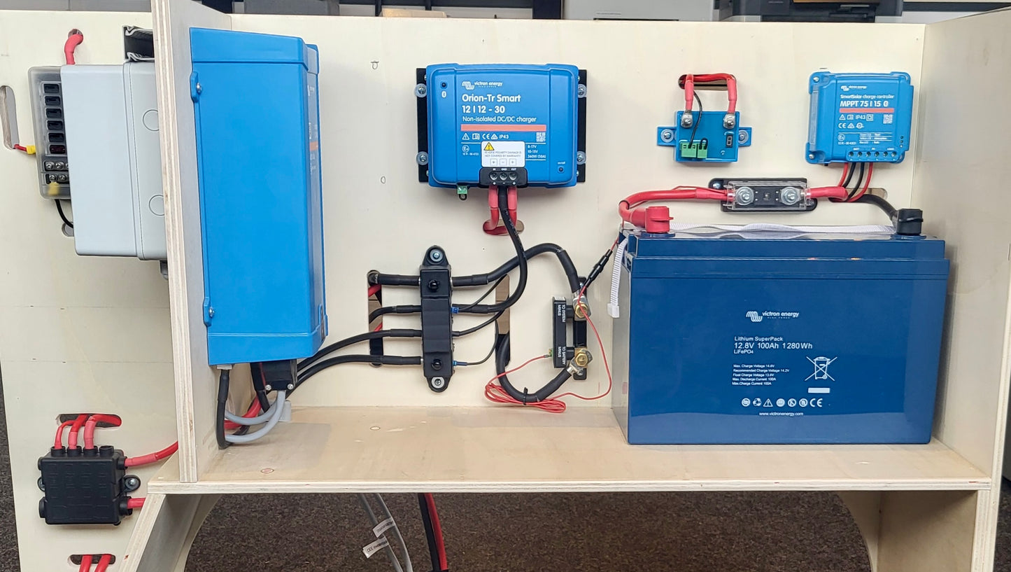 Detail van Victron Compact-elektrasysteem voor camper met LiFePO₄ 100Ah accu, MultiPlus 12/500, Orion-Tr 30A, SmartShunt, Smart BatteryProtect, SmartSolar MPPT en DC-verdeling