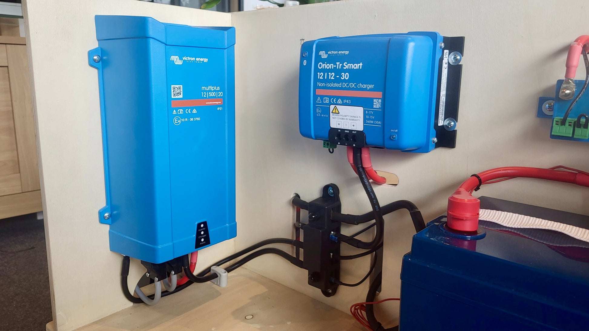 Detail van Victron MultiPlus 12/500 en Orion-Tr Smart 30A op het Compact-elektrabord voor campers, schuin van voren gefotografeerd