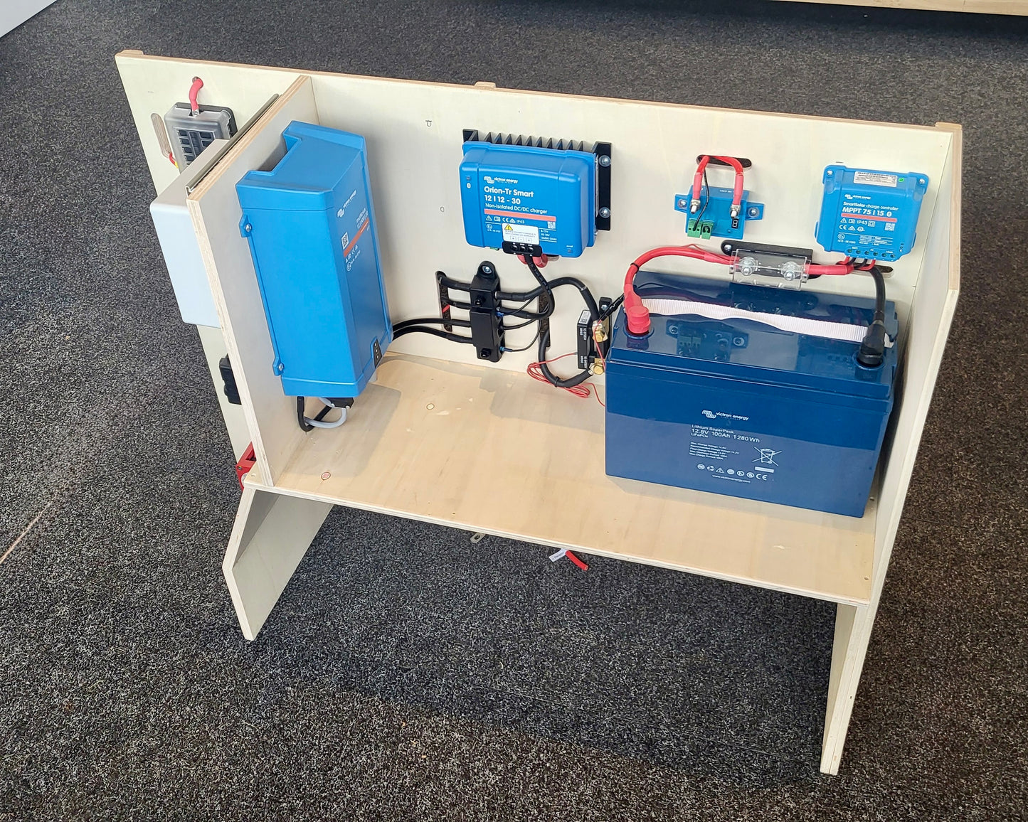 Compact Victron-elektrasysteem voor camper, voorgemonteerd bord met MultiPlus 12/500 en bekabeling, gezien van bovenaf vanuit rechterzijde