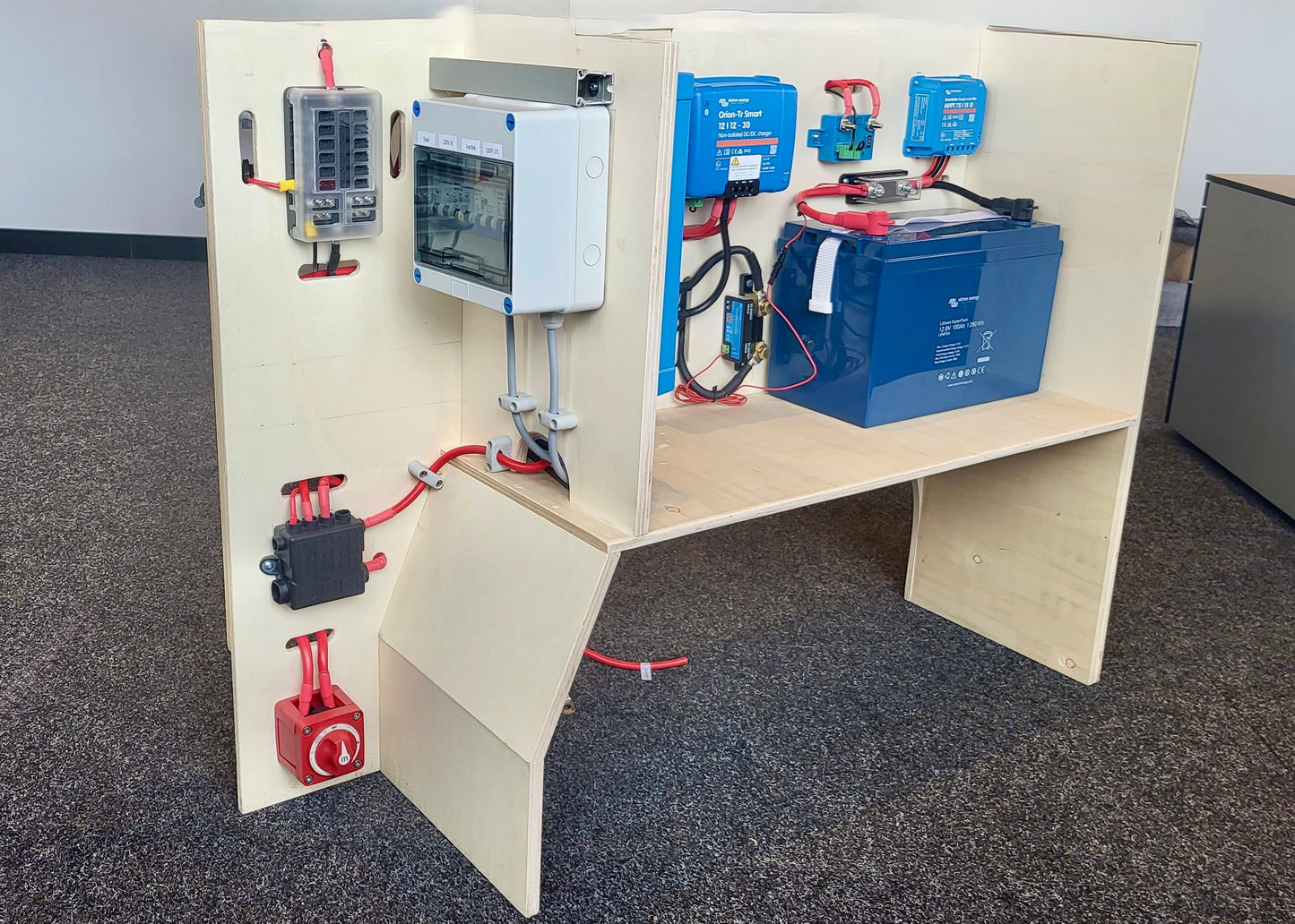 faraday-energy-voorgemonteerd-victron-elektra-bord-camper-compact-overzicht