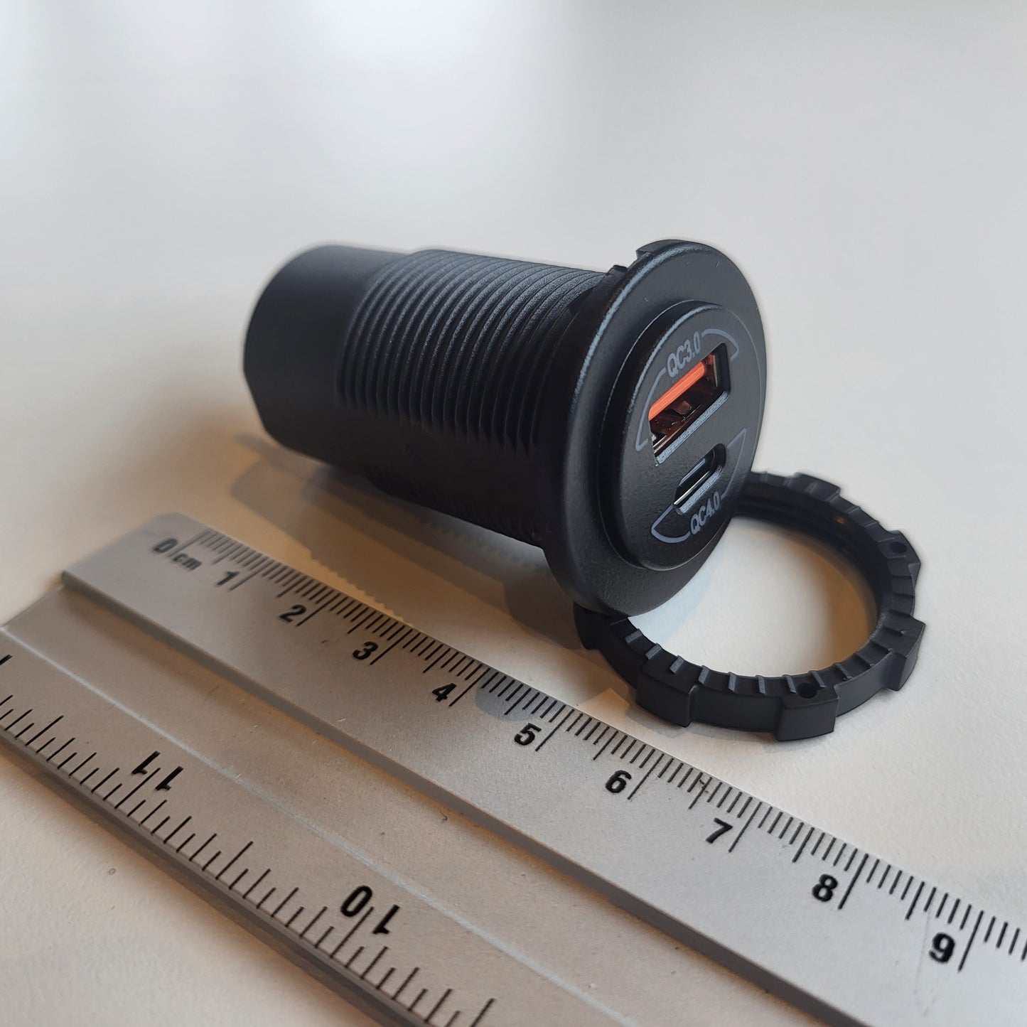 USB-stopcontact schuin van linksvoor met lineaal ter illustratie van de inbouwdiepte