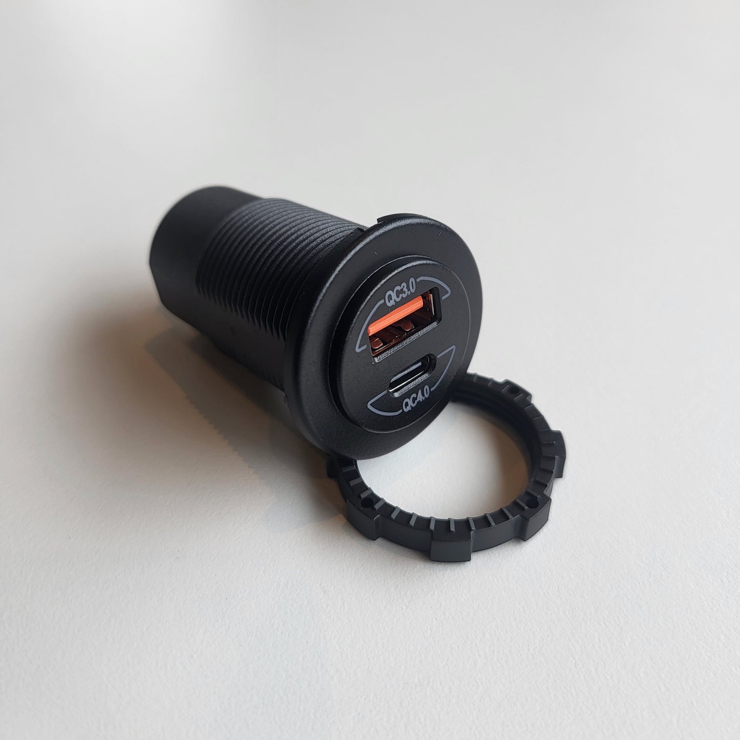 USB inbouwstopcontact van linksvoor gefotografeerd met zicht op voorzijde en zijkant