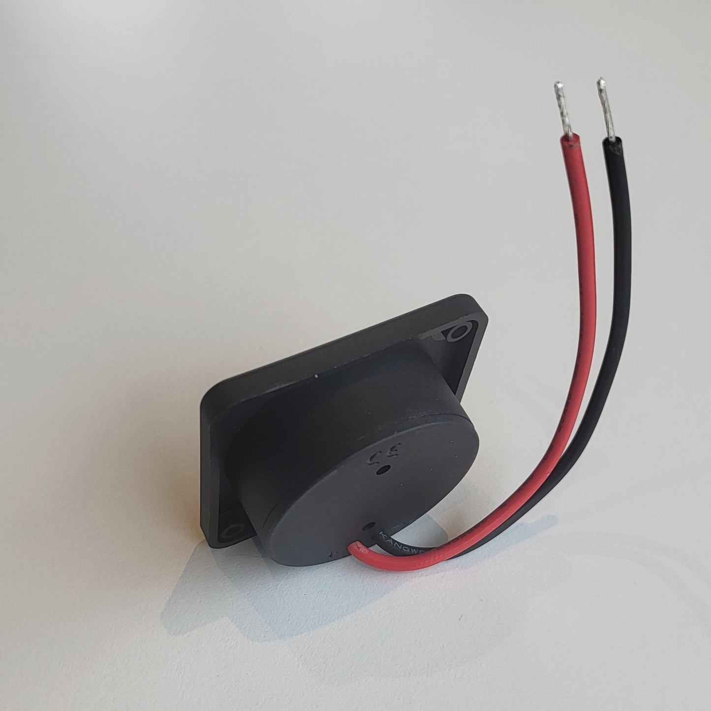 Schuine boven-achteraanzicht van het USB-C stopcontact, toont de geringe inbouwdiepte