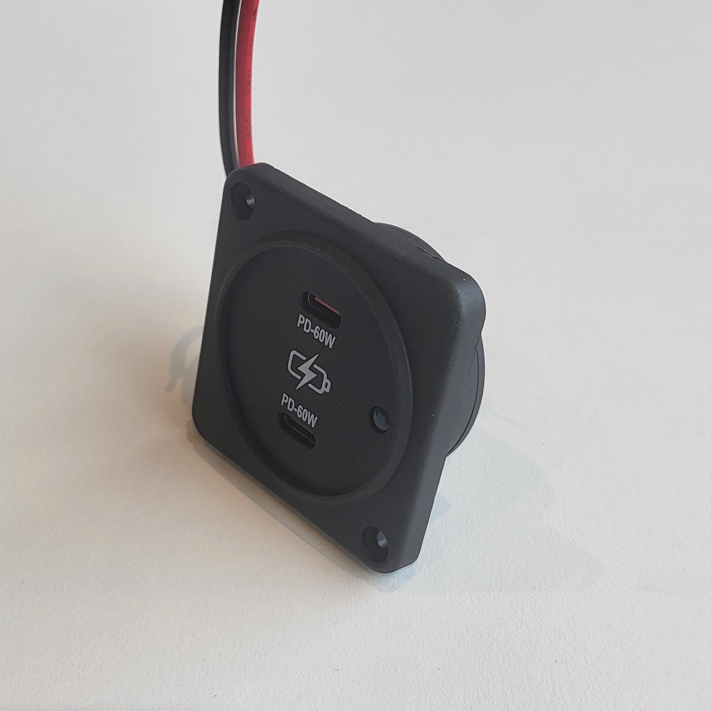 USB-C PD stopcontact vanuit hoek rechtsboven, met zicht op voorzijde en bovenkant