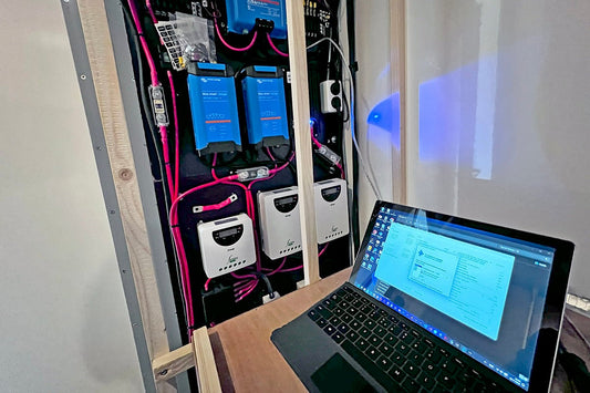 Controle en optimalisatie van een camper-elektra systeem bij Faraday Energy, met laptop aangesloten op de 10 kWh lithiumaccu-installatie van klant Rix.