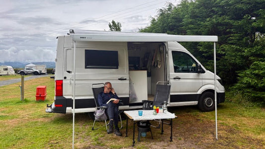 Alfons voor zijn zelfgebouwde camper in Wales na de eerste rondreis met het elektrische systeem van Faraday Energy.