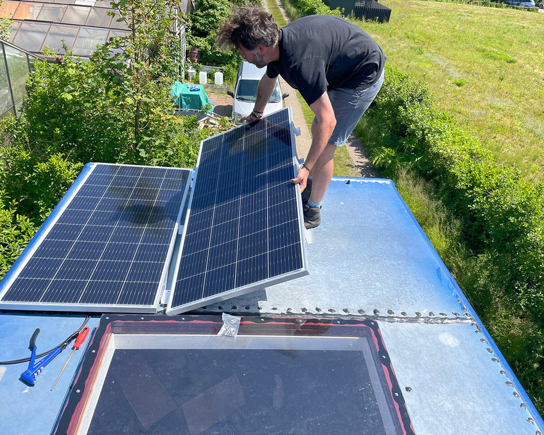 Merijn installeert zelf de zonnepanelen op zijn Mercedes 811D camper met hulp van Faraday Energy – volledig off-grid wonen zonder walstroom.