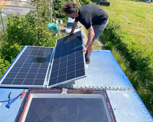 Merijn installeert zelf de zonnepanelen op zijn Mercedes 811D camper met hulp van Faraday Energy – volledig off-grid wonen zonder walstroom.