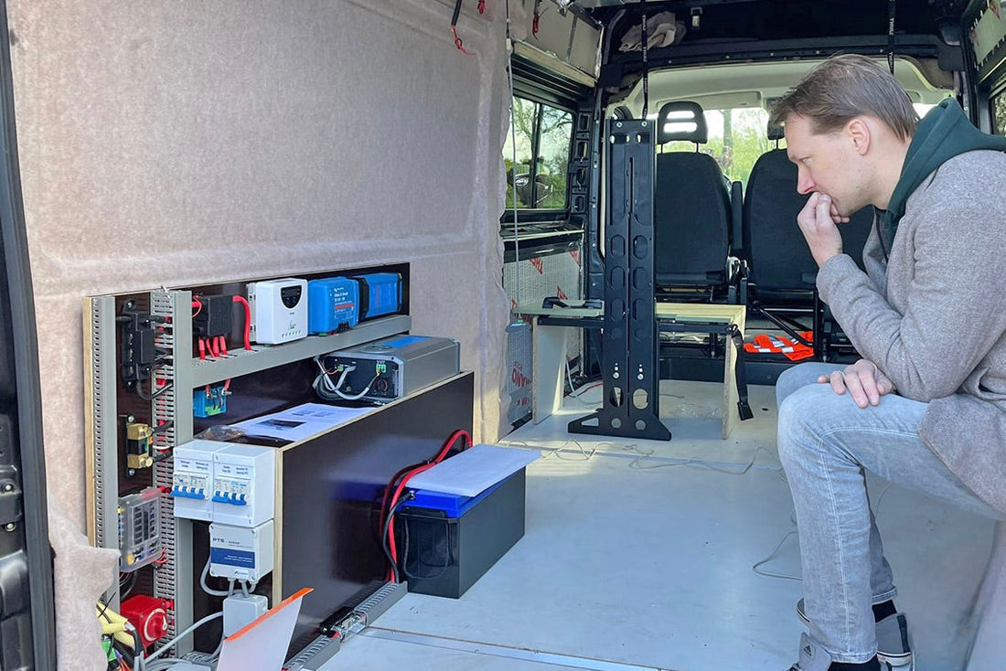 Niels bekijkt de voorgemonteerde camper-elektra van Faraday Energy in zijn Fiat Ducato, voorzien van lithium-accu en zonnepanelen op het hefdak.