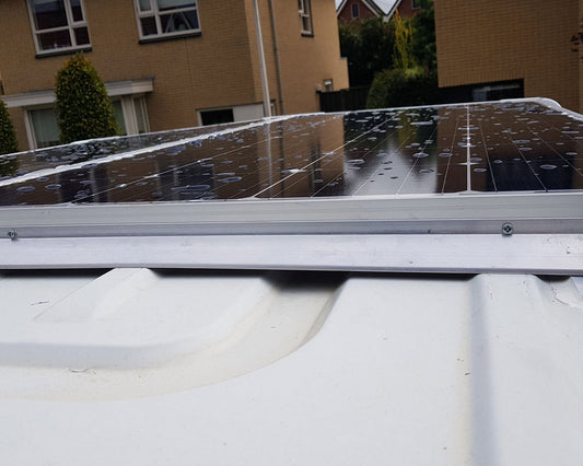 Zonnepaneel met zelfgemaakte windspoiler op het dak van de zelfbouwcamper van Jan, voorzien van een Victron-systeem van Faraday Energy.