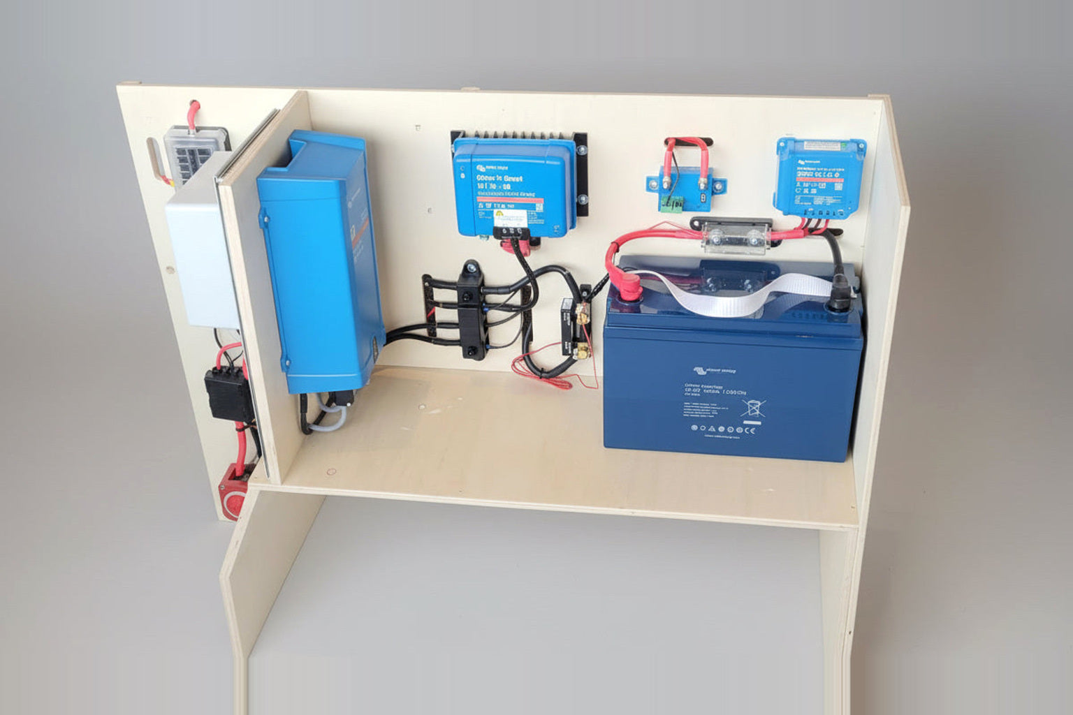 Compact camper-elektra systeem met Victron laders, omvormer en 100Ah accu op een voorbedraad installatiebord