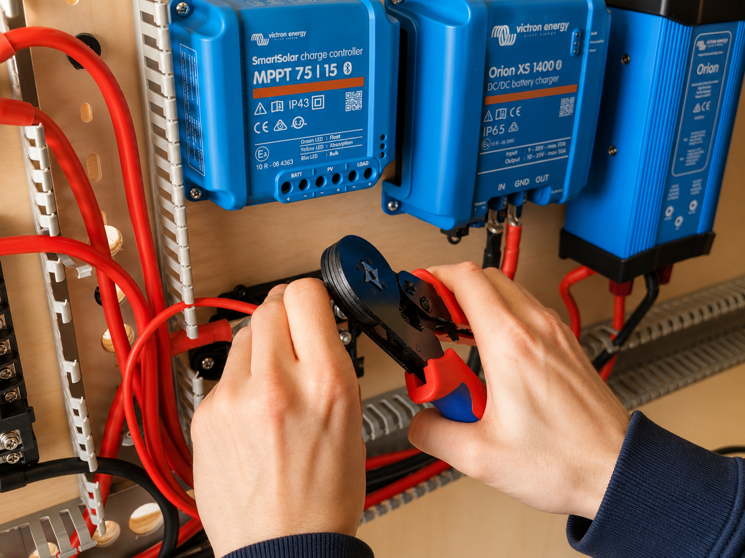 Close-up van het bouwen en bekabelen van een camper-elektra systeem met Victron componenten