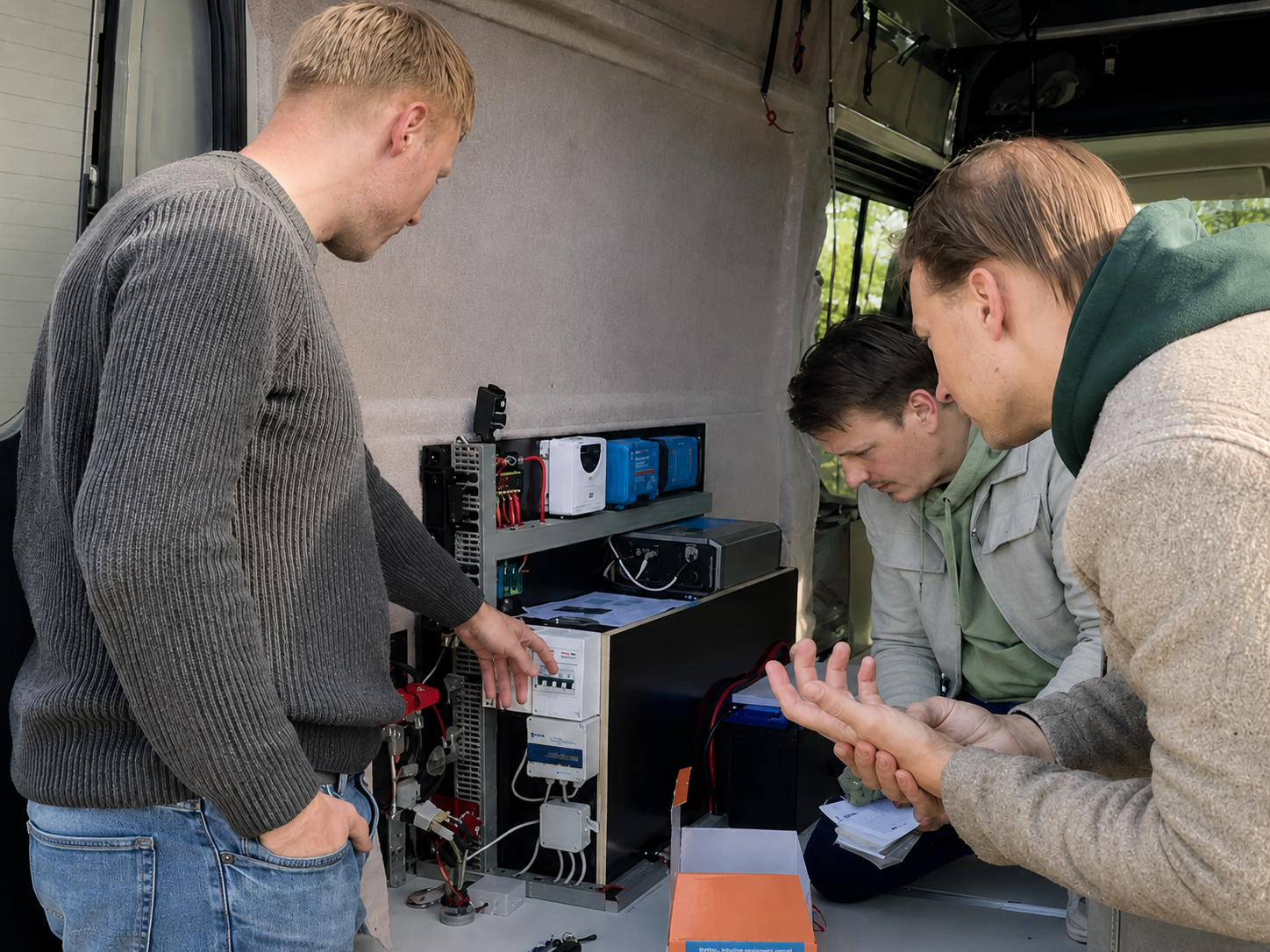 Uitleg bij oplevering van een camper-elektra installatie door Faraday Energy