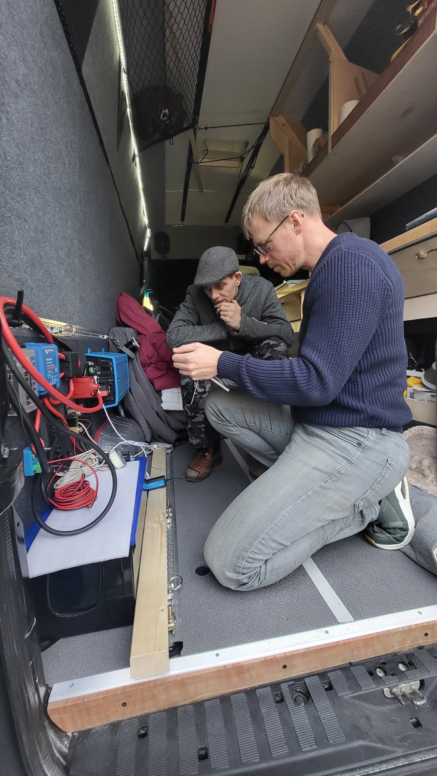 Faraday Energy bespreekt camper-elektra installatie met klant tijdens zelfbouw met begeleiding