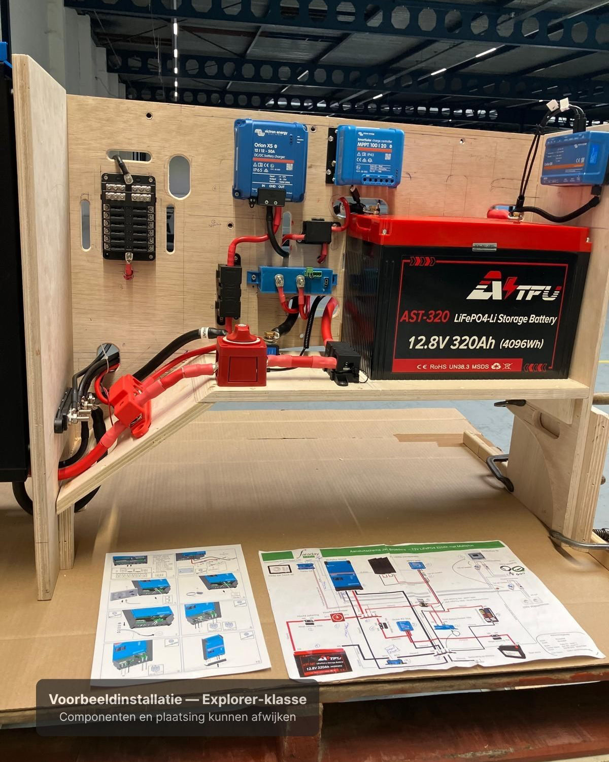 Voorbeeldinstallatie Explorer-klasse in opbouw rond de linker wielkast met LiFePO₄ 320 Ah (12,8 V), Orion XS 50 A, SmartSolar MPPT 20 A en Smart BatteryProtect