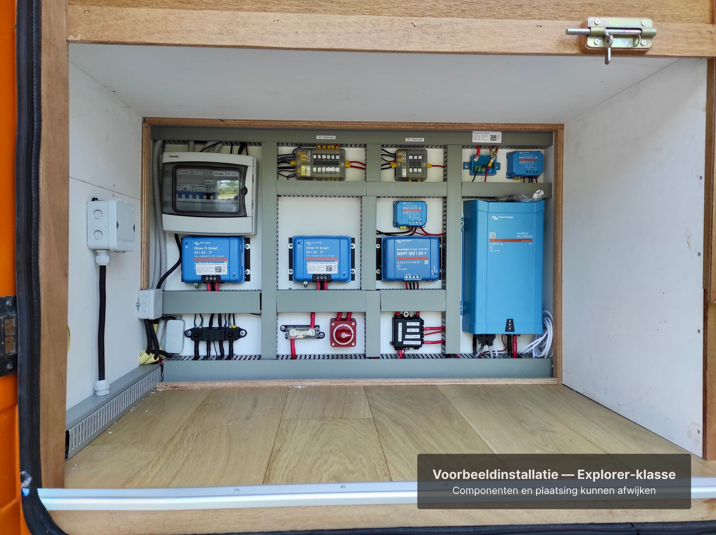 Voorbeeldinstallatie Explorer-klasse in omgebouwde Mercedes brandweerwagen met Victron MultiPlus 1200, MPPT 30A en dubbele DC-DC laders (24 V-systeem)