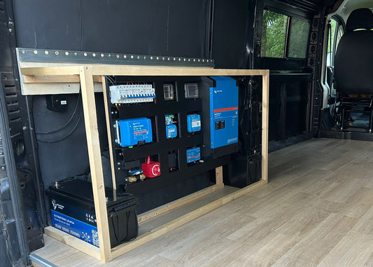 Freedom-elektrasysteem van Faraday Energy geïnstalleerd in een Fiat Ducato camper; het voorgemonteerde bord is geplaatst in een lege bus en toont de praktische montagepositie in de campergarage.