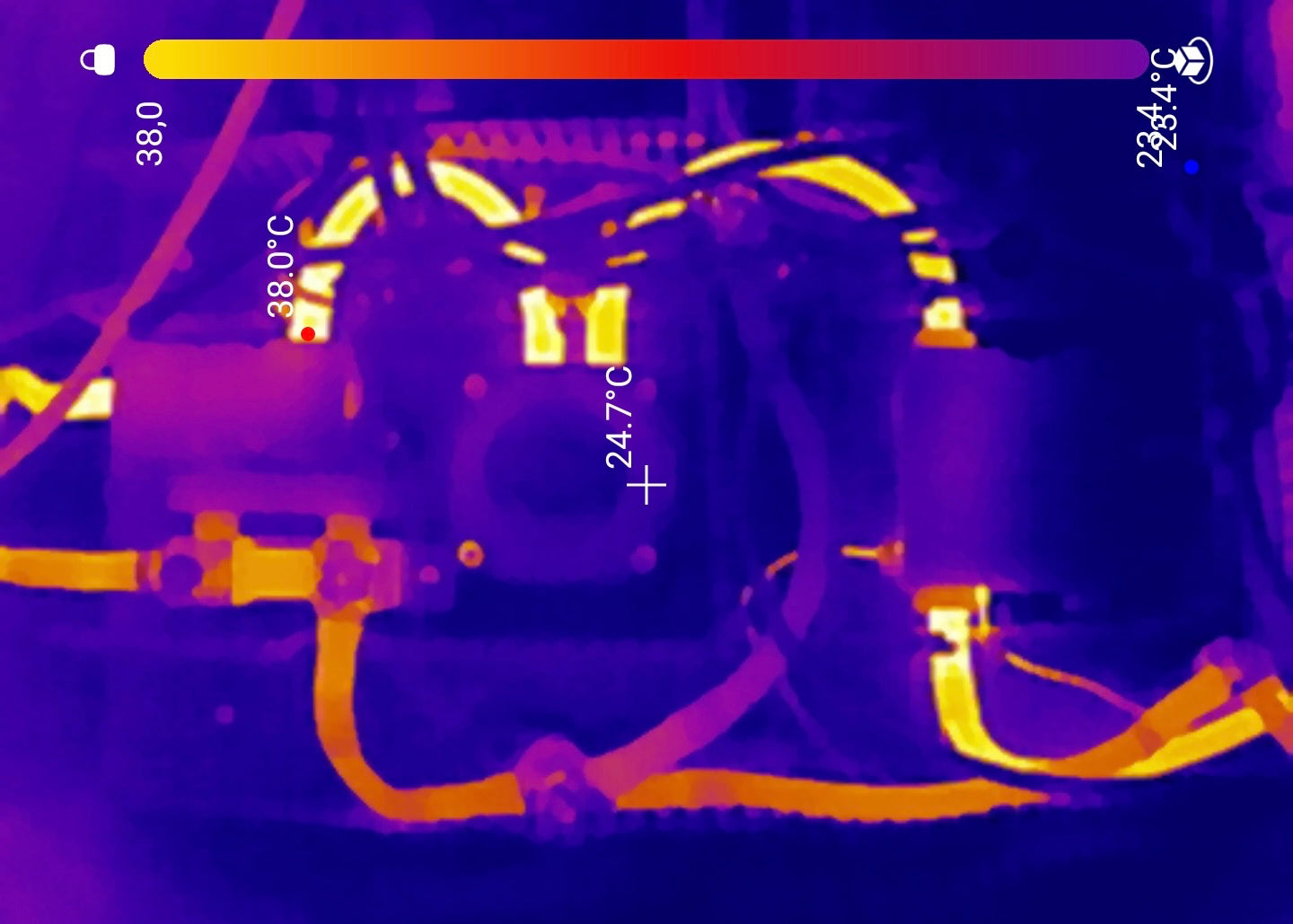 Close-up warmtebeeld van het Freedom-elektrabord van Faraday Energy; detail van de kabels toont gelijkmatige temperatuurverdeling en gecontroleerde verbindingen tijdens belastingstest.
