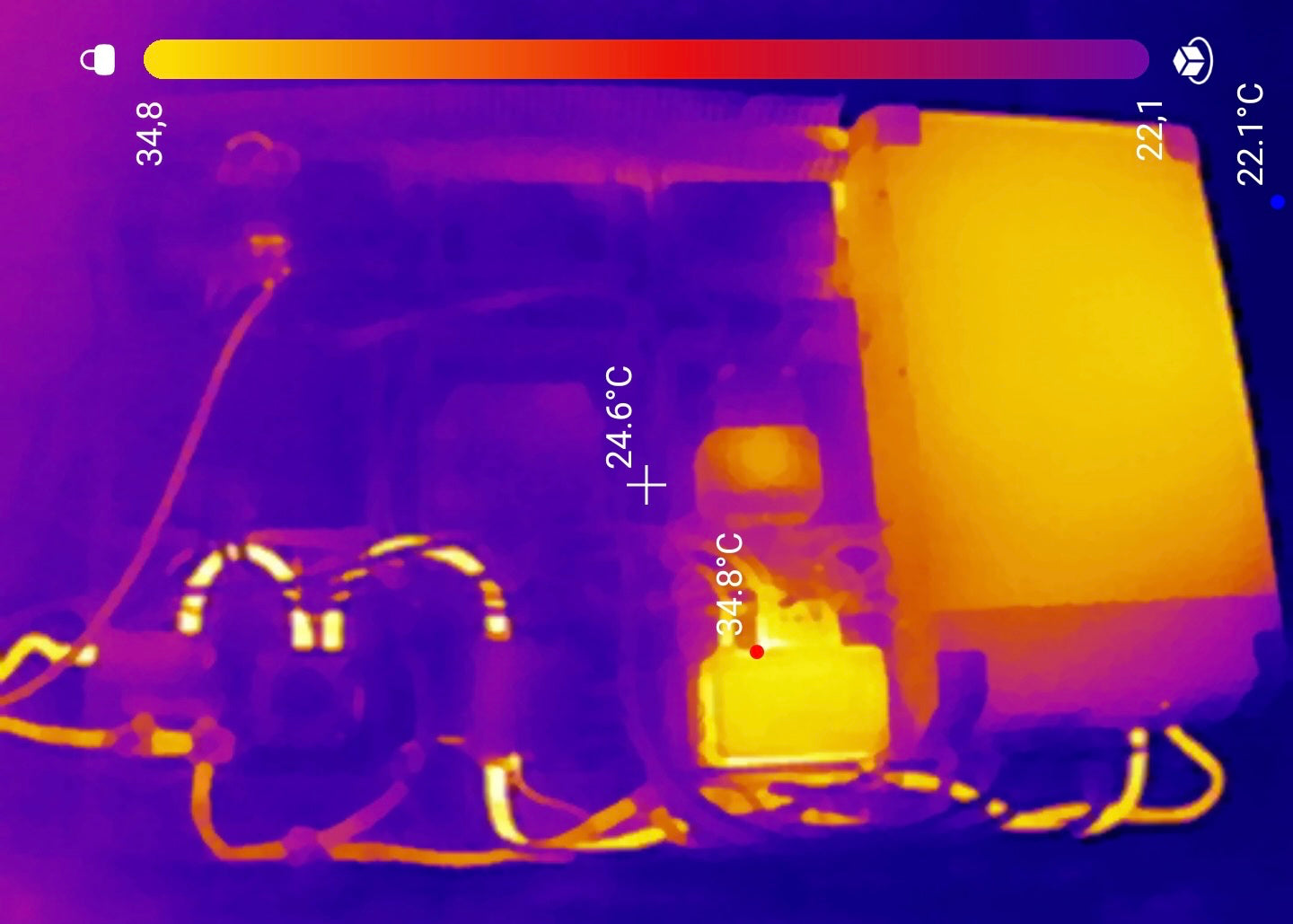 Thermografie van het Freedom-elektrabord van Faraday Energy tijdens belastingstest; warmtecamera toont gecontroleerde temperatuurverdeling en bevestigt veilige verbindingen en zekeringen.