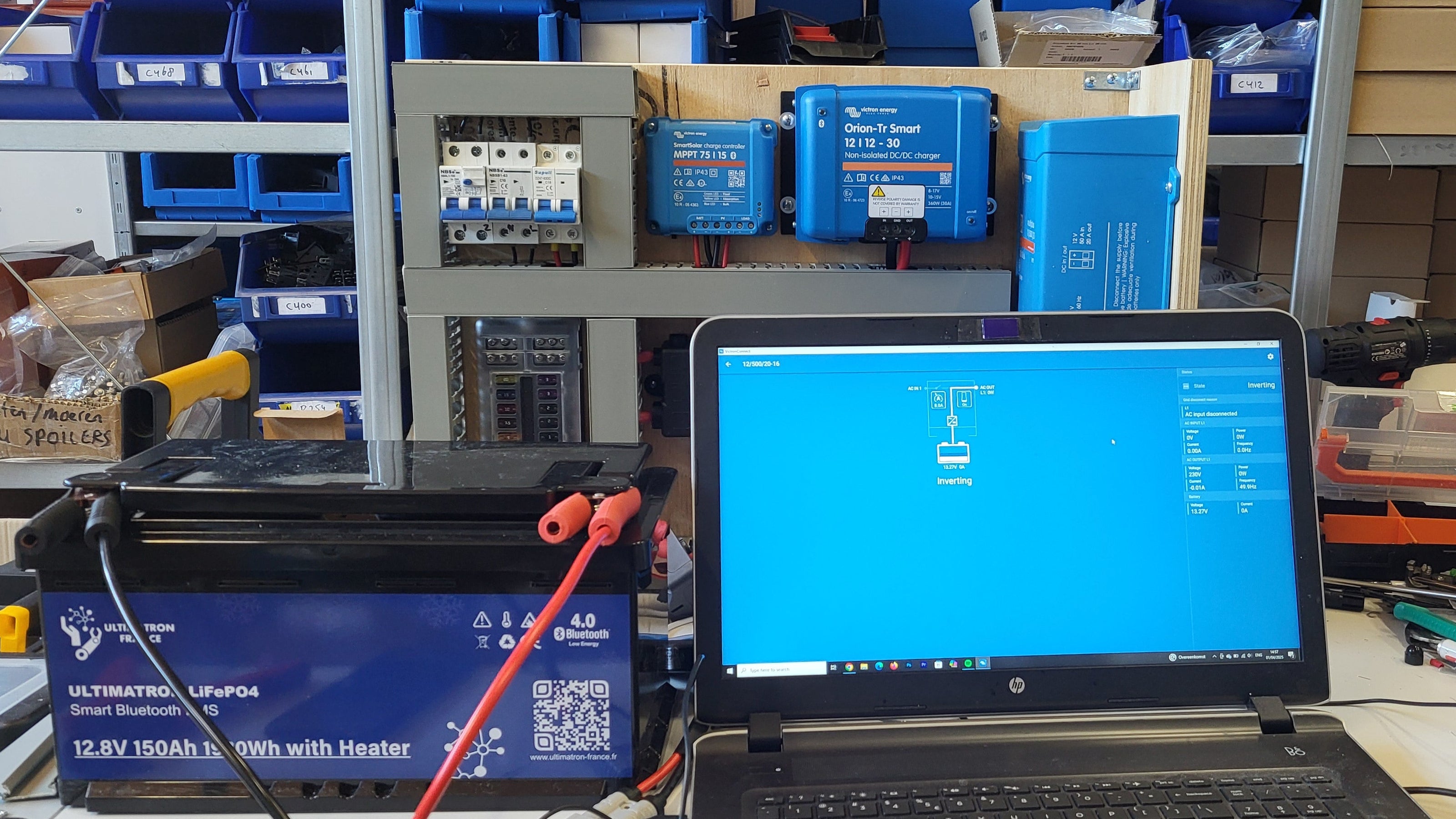 Instellen van Victron MultiPlus omvormer op laptop tijdens het testen van een voorgemonteerd camper-elektrasysteem.
