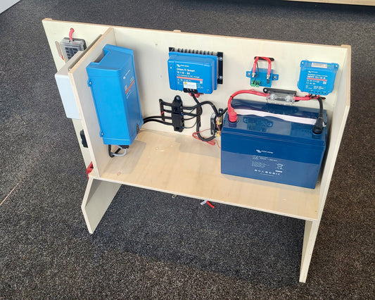 Compact Victron-elektrasysteem voor camper, voorgemonteerd bord met MultiPlus 12/500 en bekabeling, gezien van bovenaf vanuit rechterzijde