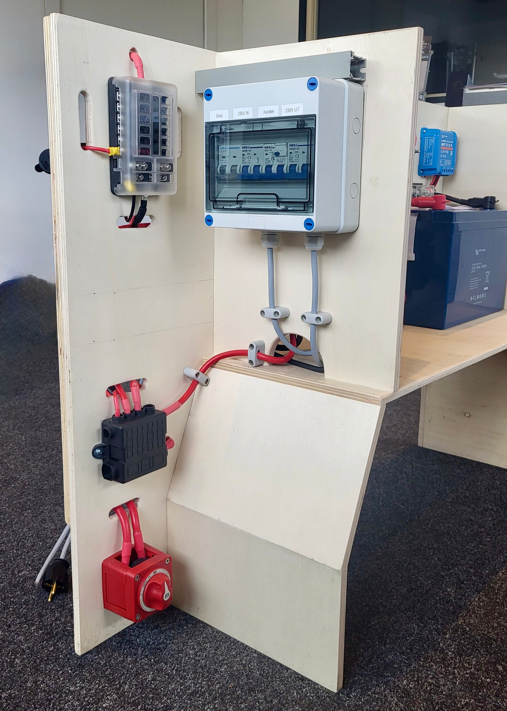 faraday-energy-zekeringen-schakelaars-voorkant-victron-compact-elektra-bord-camper