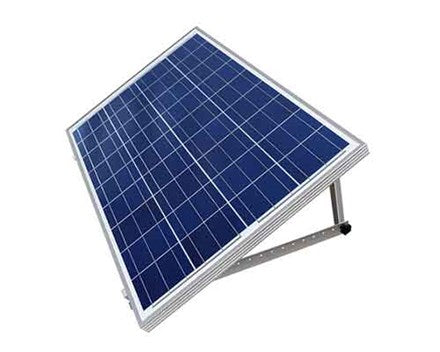 Vooraanzicht van gekanteld zonnepaneel op bevestiging