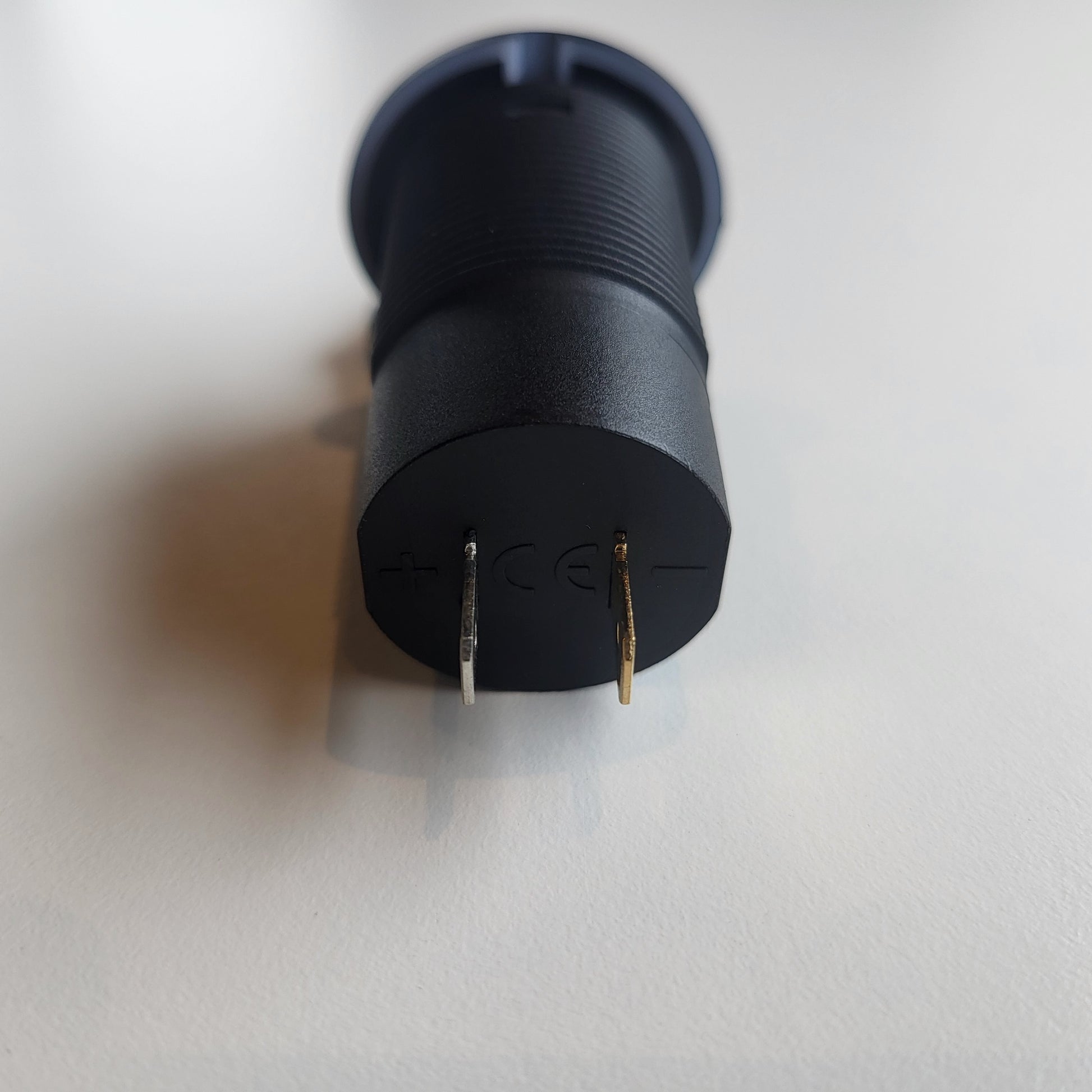 Bovenaanzicht van de achterkant van het USB-stopcontact met zicht op de voedingsterminals
