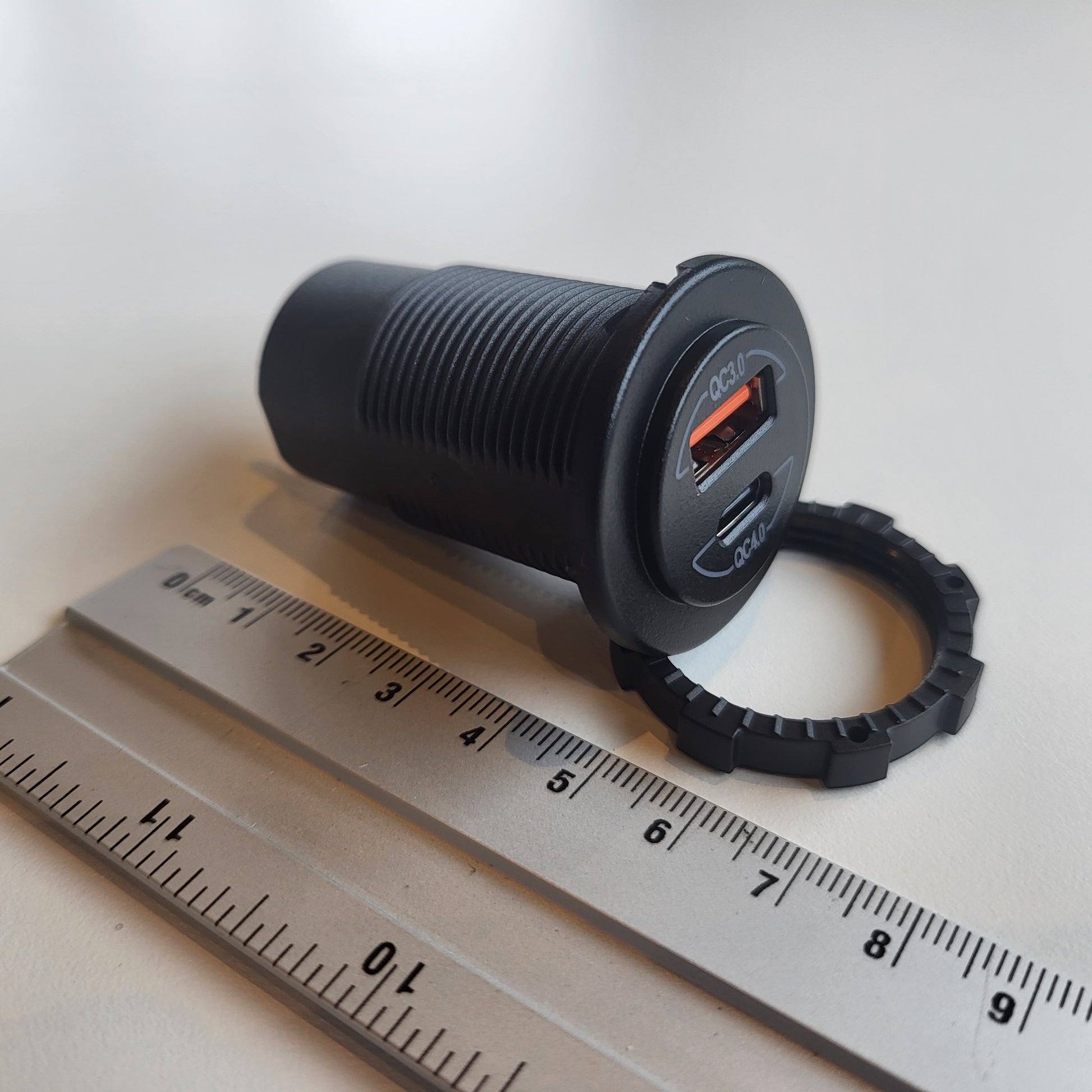 USB-stopcontact schuin van linksvoor met lineaal ter illustratie van de inbouwdiepte