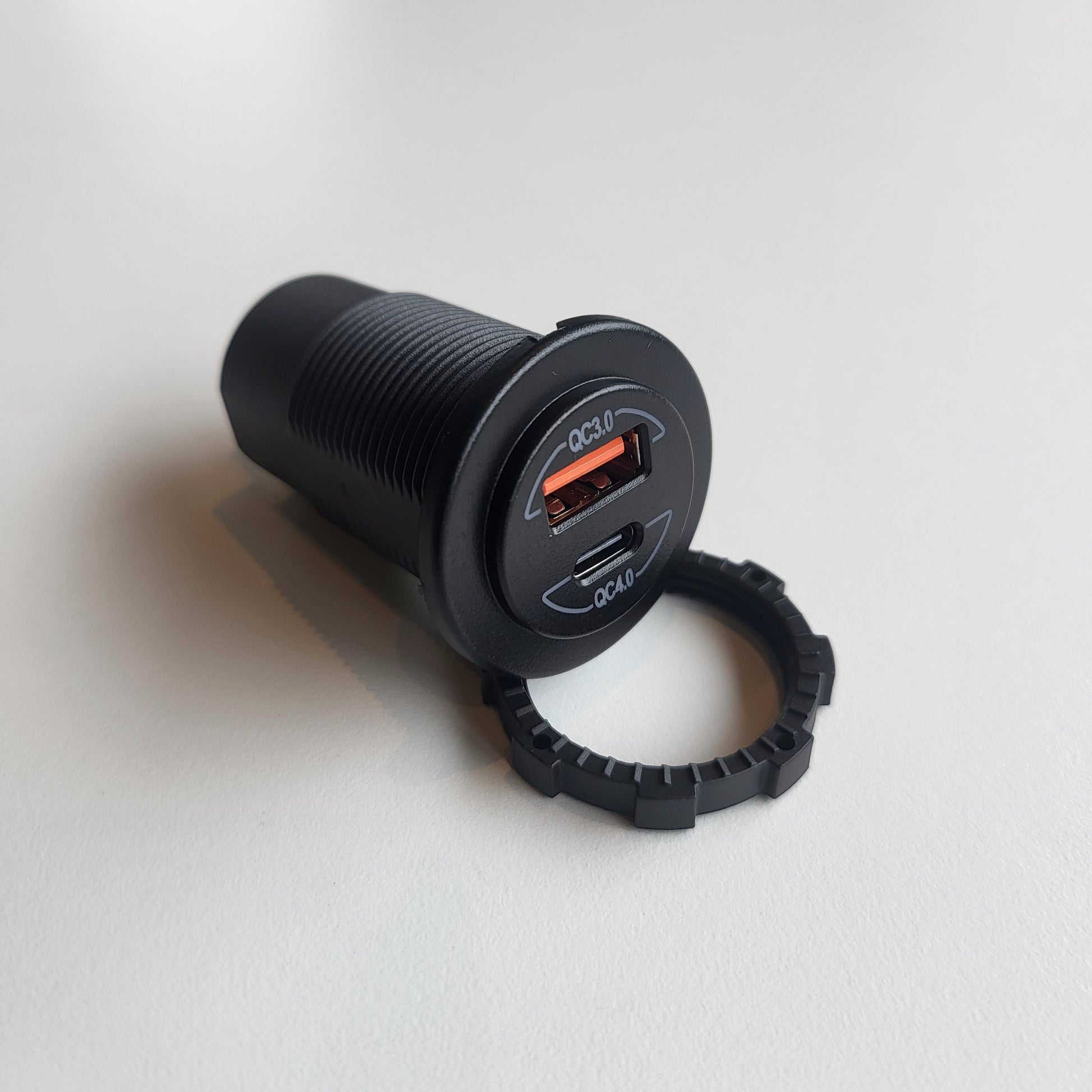 USB inbouwstopcontact van linksvoor gefotografeerd met zicht op voorzijde en zijkant