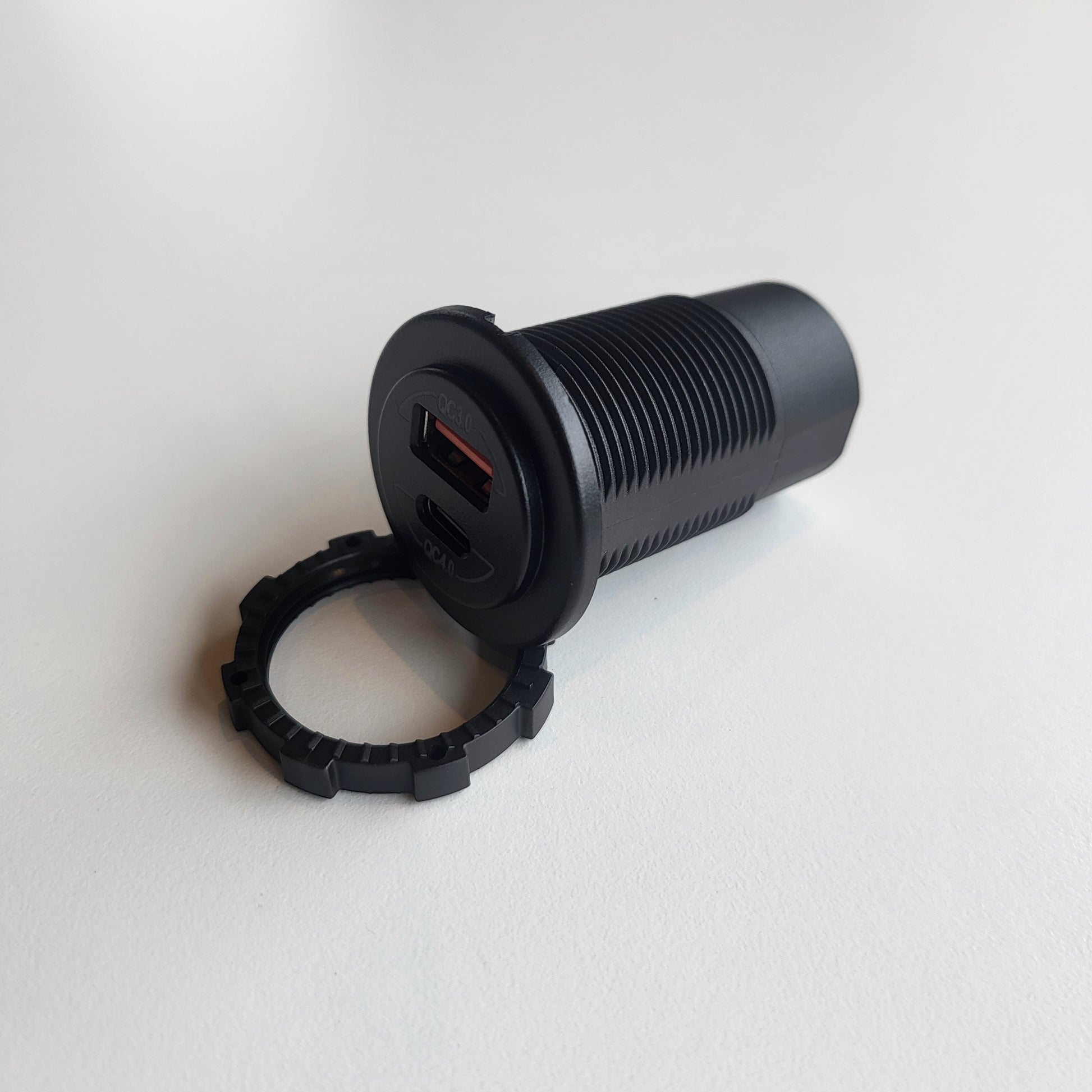 Schuin rechtervooraanzicht van het 12V/24V USB-stopcontact met zicht op beide laadpoorten