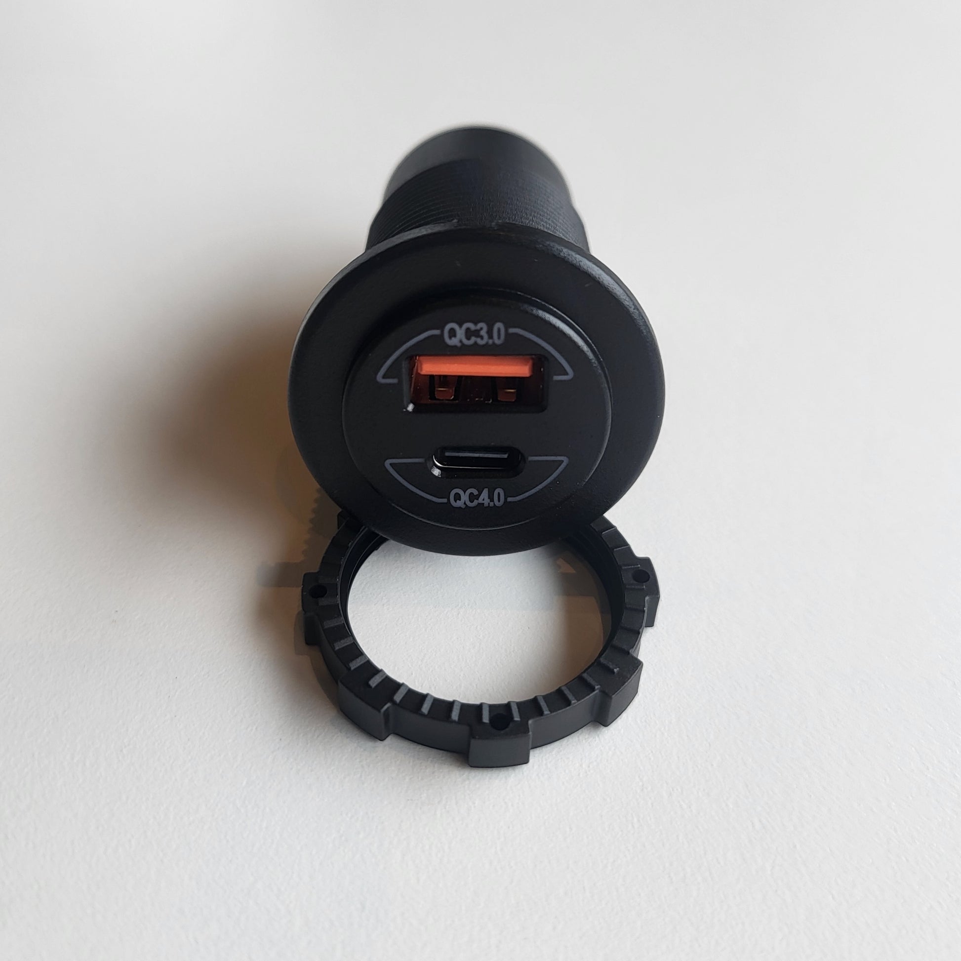 USB 3.0 en USB-C inbouwstopcontact schuin van bovenaf gezien, met duidelijk zicht op beide poorten