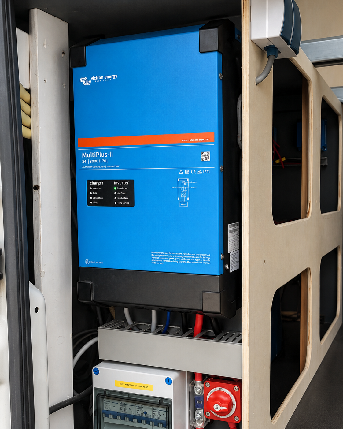 Victron MultiPlus-II met 230V-verdeelkast, hoofdschakelaar en zware bekabeling in een camperinstallatie