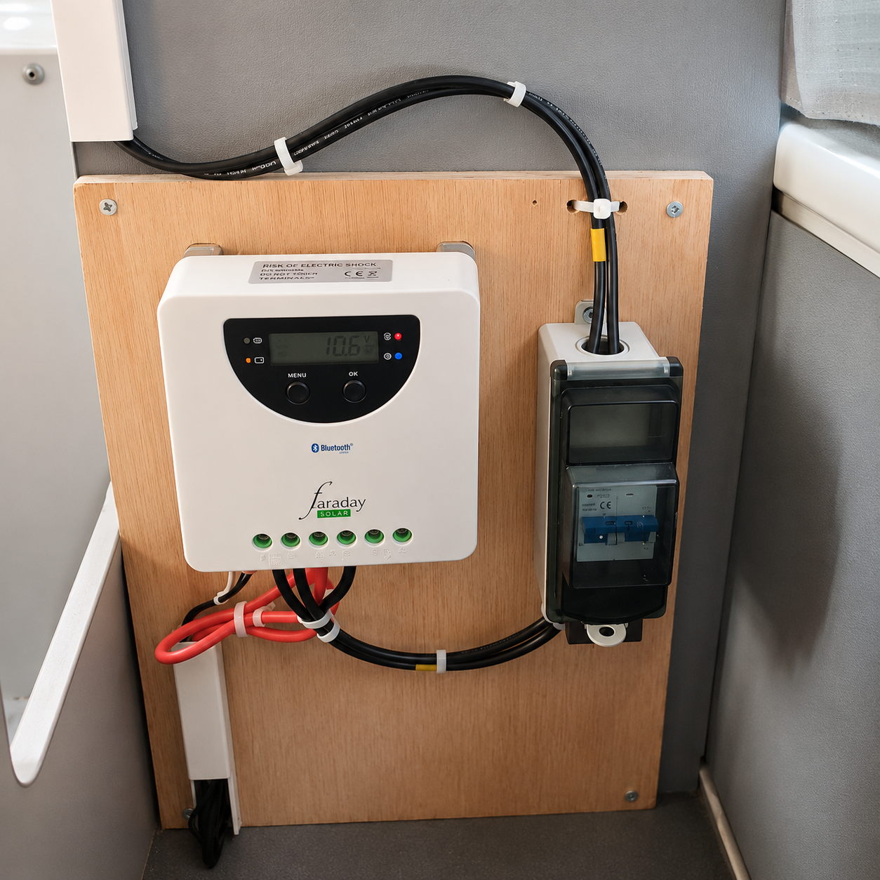 Laadregelaar met bekabeling en beveiliging voor zonnepanelen in een camperinstallatie